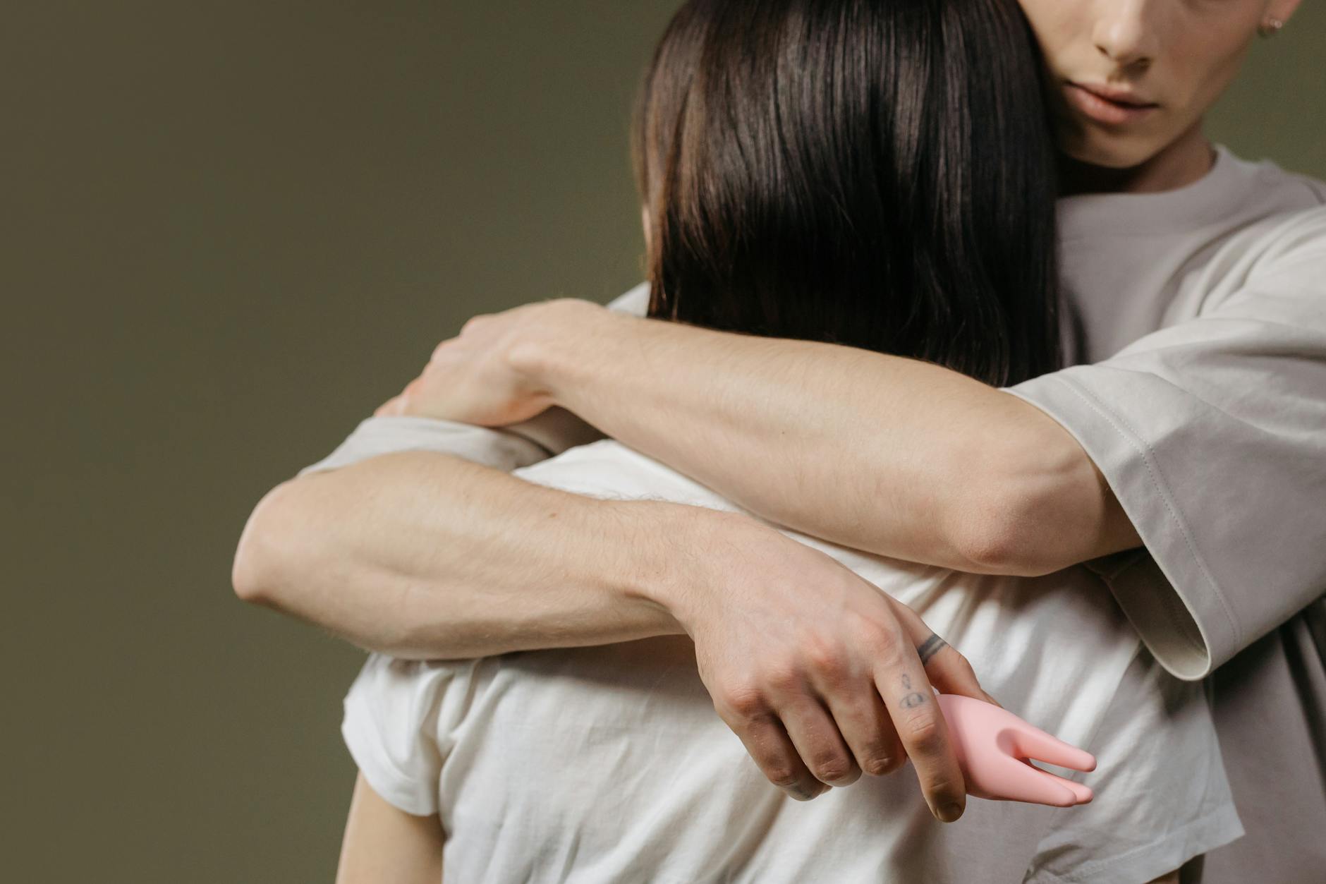Paar umarmt sich zärtlich und zeigt emotionale Nähe und Verbindung