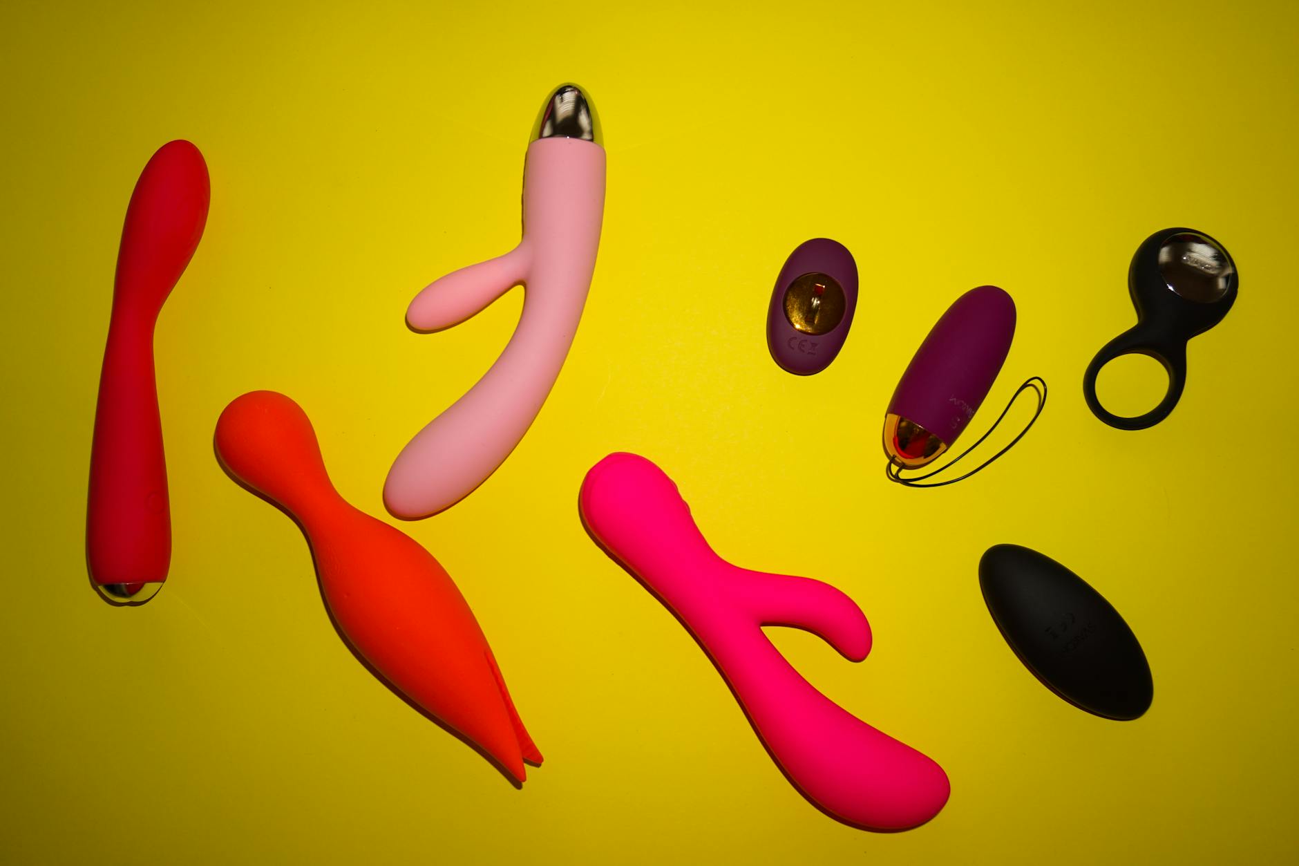 Junges Paar hält zusammen einen blauen Vibrator in den Händen und symbolisiert moderne Partnerschaftlichkeit bei der Sexualität