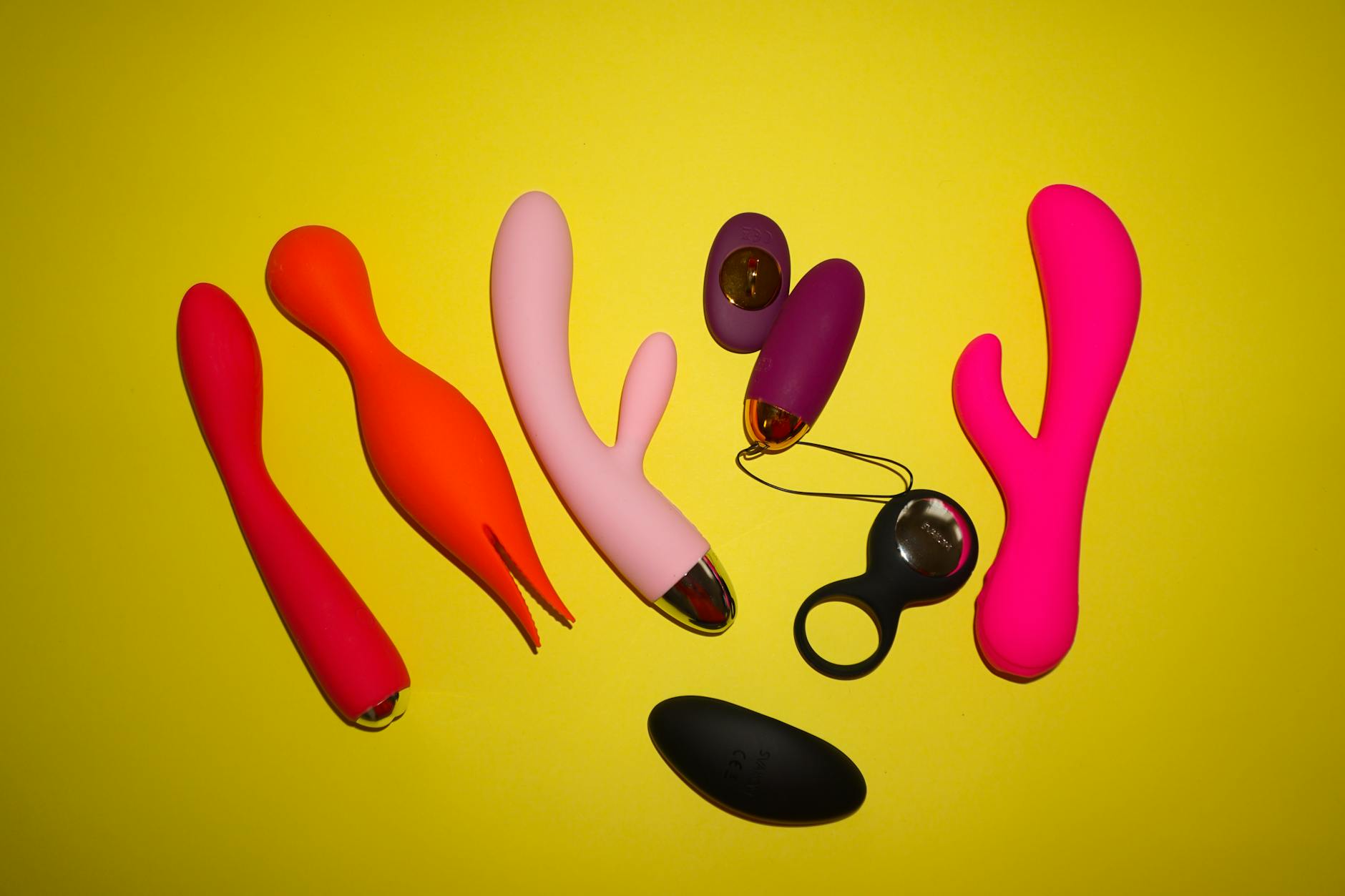 Junges Paar hält einen blauen Vibrator und teilt einen intimen Moment